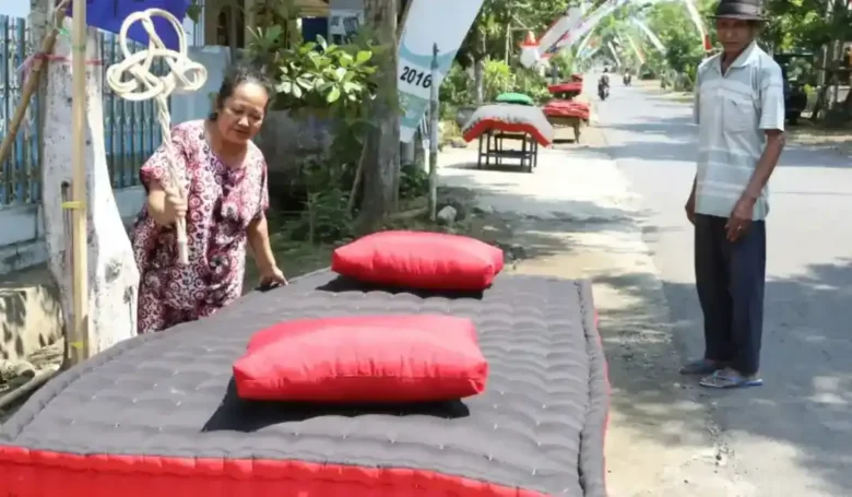 Tradisi mepe kasur Suku Osing di Banyuwangi (foto: banyuwangikab.go.id)