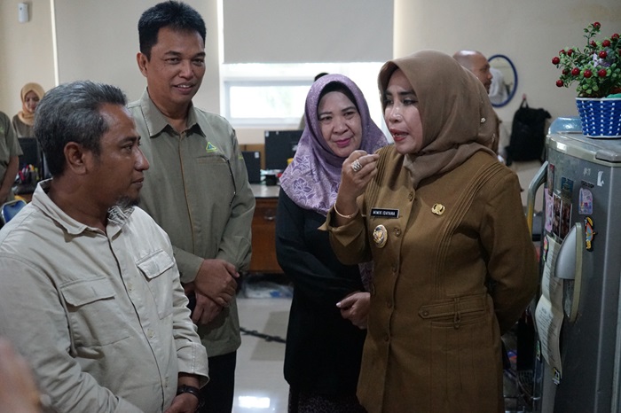 Wakil bupati Sidoarjo, Mimik Idayana saat kunjungan di kantor Perumda Delta Tirta Sidoarjo.