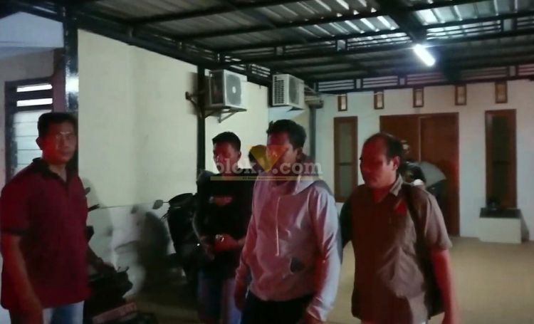 Para tersangka pencurian kabel di markas Intel Korem saat akan diserahkan ke Polres Mojokerto.(Blok-a.com/Syahrul Wijaya)
