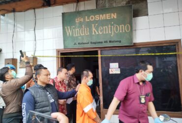 Tersangka pembunuhan di Losmen Windu Kentjono, AK (26) saat melakukan rekontruksi (blok-a.com / Yogga Ardiawan)
