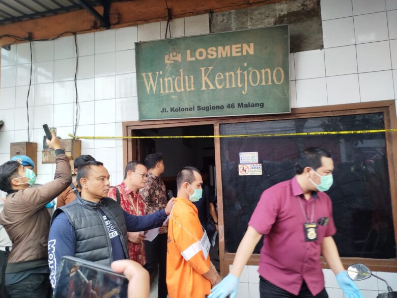 Tersangka pembunuhan di Losmen Windu Kentjono, AK (26) saat melakukan rekontruksi (blok-a.com / Yogga Ardiawan)