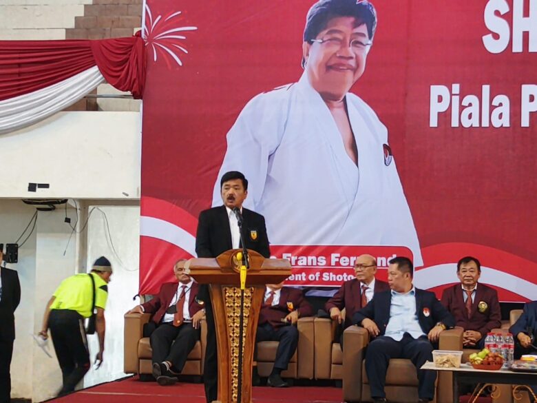Ketua Umum PB Forki, Marsekal TNI (Purn) Hadi Tjahjanto saat membuka kejuaraan karate Piala Presiden Of Shoto-Kai (ist)