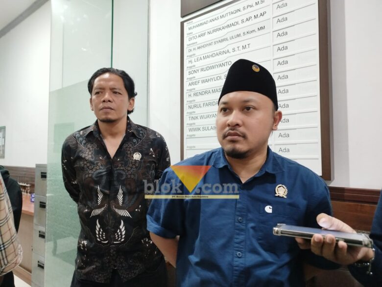 Wakil Ketua Komisi C DPRD Kota Malang, Dito Arief Nurakhmadi saat menanggapi penolakan warga terkait jalan tembusan di kawasan Griya Santa, Mojolangu (blok-a.com / Yogga Ardiawan)