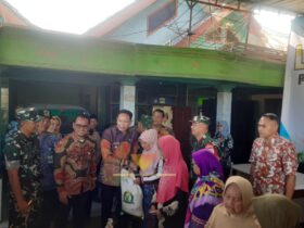 Wahyu Hidayat saat memberi bantuan beras 20kg kepada masyarakat (blok-a.com / Yogga Ardiawan)