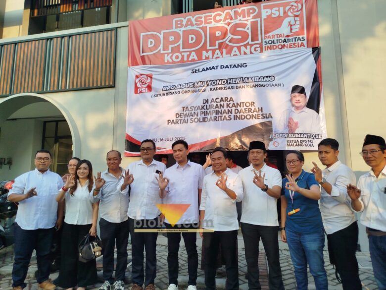 Calon Ketua Umum PSI, Agus Mulyono Herlambang (lima dari kanan) didampingi Sekretaris DPW PSI Jawa Timur, Ali Muthohirin saat peresmian gedung baru PSI Kota Malang (blok-a.com / Yogga Ardiawan)