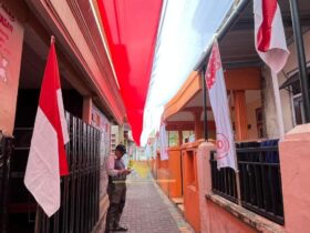 Bendera merah putih yang membentang sepanjang 80 meter di RT 05 RW 01 Kelurahan Bareng, Kecamatan Klojen (blok-a.com / Yogga Ardiawan)