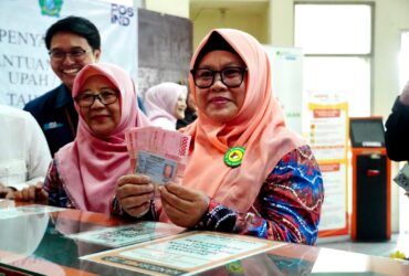 Teks foto : Sekda kabupaten Sidoarjo, Fenny Apridawati saat penyerahan simbolis BSU di kantor pos Sidoarjo