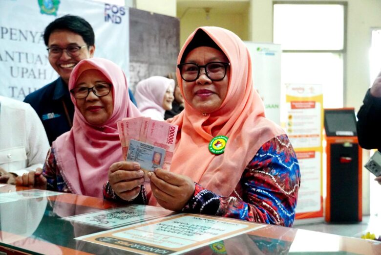 Teks foto : Sekda kabupaten Sidoarjo, Fenny Apridawati saat penyerahan simbolis BSU di kantor pos Sidoarjo