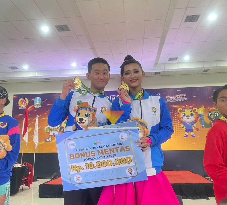 Pasangan Atlet Dancesport Kota Malang Persembahkan Empat Emas di Porprov IX Jatim 2025 Kota Malang, blok-a.com – Pasangan atlet dancesport Kota Malang, Jim Willis Ang dan Evelyn Alexia Ariela Gamas, sukses menyumbangkan empat medali emas untuk Kota Malang dalam gelaran Pekan Olahraga Provinsi (Porprov) Jatim IX 2025. Prestasi ini terasa spesial karena berhasil memborong empat nomor sekaligus, yakni FFA Cha Cha, FFA Jive, FFA Waltz dan FFA Quicksteps. Pasangan dancesport Kota Malang ini sepakat keberhasilan diraih berkat persiapan panjang dan dukungan penuh dari berbagai pihak, termasuk pelatih, klub, orang tua, dan organisasi olahraga. Jim Willis Ang mengungkapkan bahwa latihan intensif menjadi kunci utama keberhasilannya di ajang Porprov kali ini. Ia mengaku meningkatkan intensitas latihan demi mampu meraih hasil maksimal dalam ajang ini. “Biasanya berlatih pada waktu weekend saja, tapi menjelang Porprov, saya berlatih setiap hari. Persiapan mental juga penting, membangun kepercayaan diri dan kesiapan untuk lomba,” ujar Jim. Ia juga menyampaikan bahwa dukungan keluarga menjadi faktor penting dalam pencapaiannya. Termasuk perhatian untuk memenuhi kebutuhan saat berlatih maupun bertanding. “Orang tua saya selalu mendampingi, mengantar ke berbagai tempat, mendoakan, dan memenuhi kebutuhan seperti vitamin, obat gosok, dan kompres,” ucapnya. Bonus dari raihan medali emas ini rencananya akan dimanfaatkan Jim untuk tabungan dan kebutuhan kuliah, termasuk pembelian perlengkapan seperti sepatu atau kostum latihan. Meski memiliki cita-cita menjadi seorang dokter, Jim menyatakan tetap akan berdansa, baik sebagai atlet maupun hobi. Jim juga menyampaikan terima kasih kepada para pelatih dan pihak yang telah mendukungnya. “Saya sangat berterima kasih kepada Coach Albert Yuwono yang memperkenalkan saya pada Klub Trivi Dancesport Community, serta Coach David Hendrawan, Coach Jericho Arion Sampurna, dan Coach Tania Cristabella Tungka. Terima kasih juga kepada Bapak Andreas, Ibu Ita, dan Ibu Inchie dari IODI yang mendukung saya sejak awal,” ujarnya. Sementara itu, Evelyn Alexia Ariela Gamas menjelaskan bahwa persiapannya mencakup latihan teknik dasar, peningkatan kekompakan dengan pasangan, serta pelatihan mental dan fisik. “Untuk mematangkan persiapan, saya sering melakukan simulasi pertandingan agar terbiasa menghadapi tekanan saat kompetisi berlangsung,” kata Evelyn. Demi mampu meraih medali emas, Evelyn rela menambah durasi latihan. Ia menyebutkan bahwa jelang Porprov, durasi latihan meningkat drastis. “Dari yang biasanya hanya 1–2 jam per sesi, kini menjadi 3–4 jam sehari. Itu dimanfaatkan untuk menyempurnakan penampilan,” jelasnya. Evelyn juga mendapat dukungan moril penuh dari orang tuanya, termasuk kehadiran langsung saat latihan dan pertandingan, yang menurutnya sangat memotivasi. Soal bonus medali emas, Evelyn berencana menggunakannya untuk keperluan pendidikan dan biaya latihan agar bisa terus berkembang di dunia dancesport. “Saya ingin terus menekuni dancesport ke depannya, tetapi saya juga punya cita-cita menjadi dokter. Jadi, keduanya akan saya jalani beriringan,” tuturnya. Evelyn turut menyampaikan rasa terima kasih ya kepada seluruh pihak yang mendukung. Termasuk jajaran stakeholder terkait yang mendukung penuh dancesport Kota Malang. “Terima kasih untuk Trivi Dancesport Community, semua coach dan mentor saya, serta IODI Kota Malang, KONI, dan Disporapar atas semua fasilitas, kostum, dan latihan di Surabaya maupun Malang,” ujar Evelyn. Berkat kerja keras dan kolaborasi banyak pihak, kedua atlet ini tak hanya mengharumkan nama Kota Malang di kancah Porprov Jatim, tetapi juga membuktikan bahwa dedikasi dan semangat bisa membawa hasil luar biasa di usia muda. (yog)