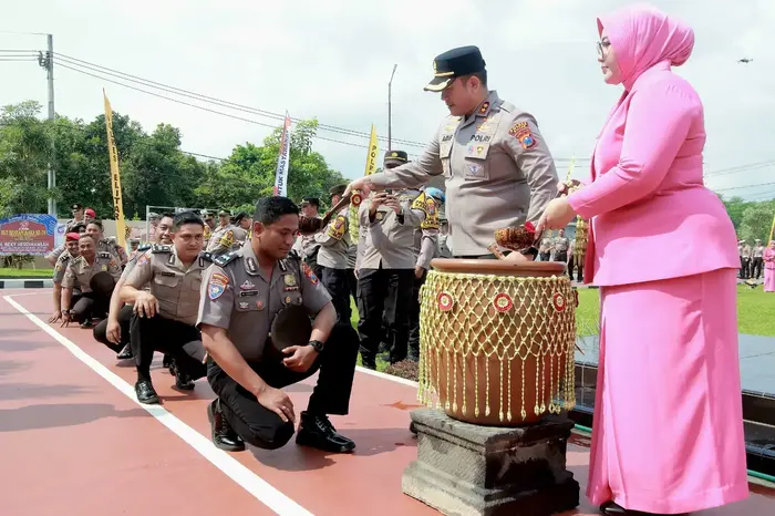 Kapolres Blitar, AKBP Arif Fazlurrahman memimpin upacara prosesi kenaikan pangkat anggota Polres Blitar. (blok-a.com/Fajar)