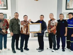 BPJS Ketenagakerjaan memberikan penghargaan kepada PT RMI. (blok-a.com/Fajar)