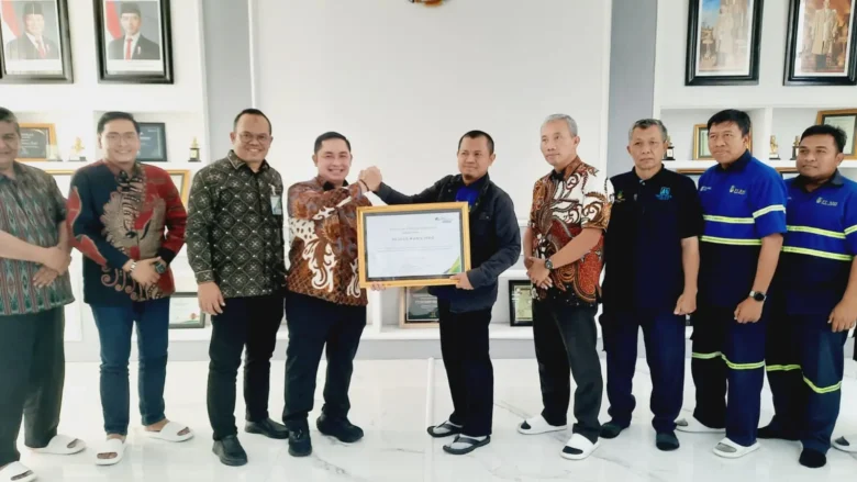BPJS Ketenagakerjaan memberikan penghargaan kepada PT RMI. (blok-a.com/Fajar)