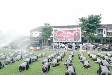 Upacara kenaikan pangkat anggota polres Jombang.(blok-a.com/Syahrul Wijaya)