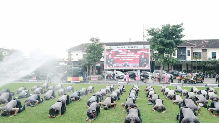 Upacara kenaikan pangkat anggota polres Jombang.(blok-a.com/Syahrul Wijaya)