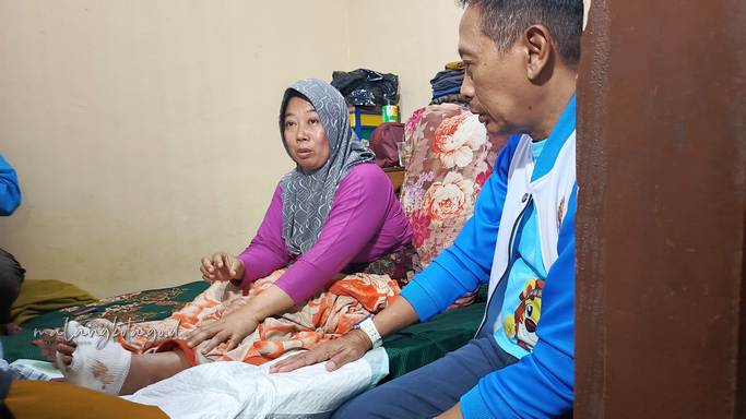 Wali Kota Malang, Wahyu Hidayat saat menjenguk korban reruntuhan tembok Pasar Besar Malang (pro)