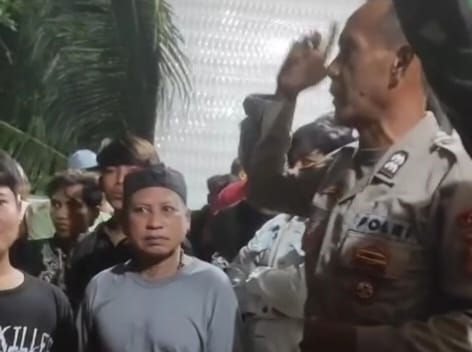 Ratusan warga berdatangan ke lokasi dugaan perselingkuhan di Desa Pangkahkulon, Kecamatan Ujungpangkah, Kabupaten Gresik.(Istimewa)