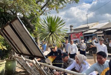 Wali Kota Malang, Wahyu Hidayat saat membongkar Kantor UPT Pasar Gadang (blok-a.com / Yogga Ardiawan)