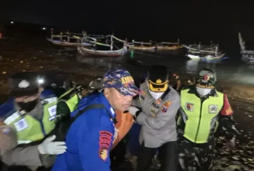 Evakuasi jenazah diduga korban tragedi tenggelamnya KMP Tunu Pratama Jaya di perairan Teluk Banyubiru, kawasan Taman Nasional Alas Purwo, Rabu (9/7/2025) malam. (dok Humas Polresta Banyuwangi)