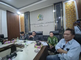 Ketua DPRD Kabupaten Pasuruan, Rudi Hartono, Ketua LSM Jawapes DPD Jawa Timur saat konferensi pers di Kantor DPRD.