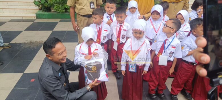 Wali Kota Malang, Wahyu Hidayat saat memberikan bantuan seragam bagi siswa (blok-a.com / Yogga Ardiawan)