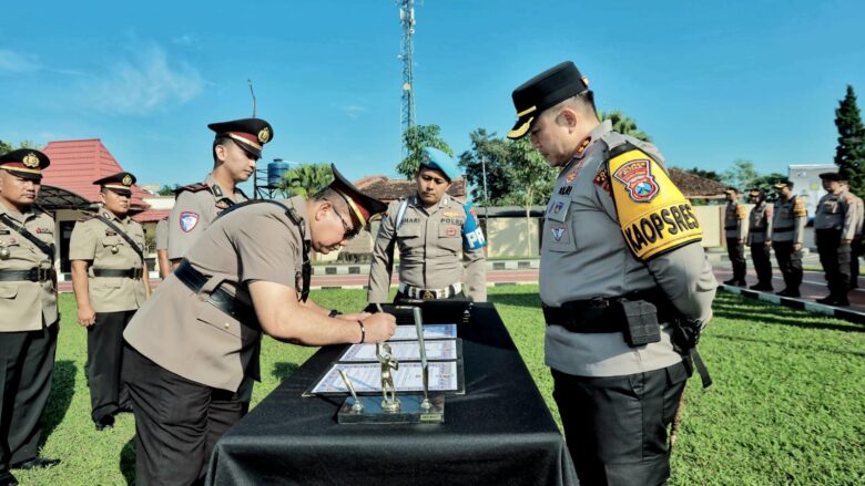 FOTO : Acara sertijab Pejabat Utama (PJU) dan Kapolsek jajaran di Mapolres Blitar. (blok-a.com/Fajar)