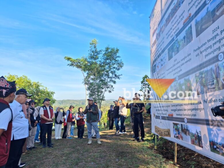 Plt. Kepala DLH Kabupaten Malang, Dr. Ahmad Dzulfikar Nurrahman saat memberi paparan agroforestry di Gunung Gede (Tim DLH Kabupaten Malang for blok-a)