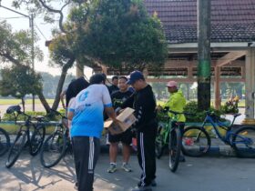 Teks: Kapolsek saat gowes bersama para anggotanya.(blok-a.com/Syahrul Wijaya)