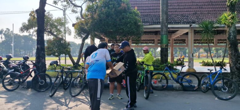 Teks: Kapolsek saat gowes bersama para anggotanya.(blok-a.com/Syahrul Wijaya)