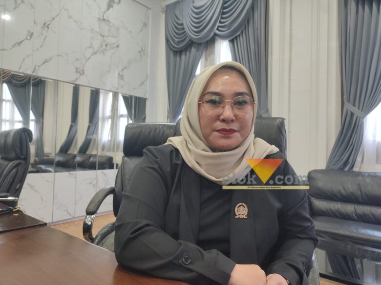 Ketua Komisi A DPRD Kota Malang, Leily Theresiawati saat diwawancarai awak media (blok-a.com / Yogga Ardiawan)