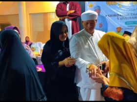 Teks Foto : Gus Muk Saat memberikan santunan nya.