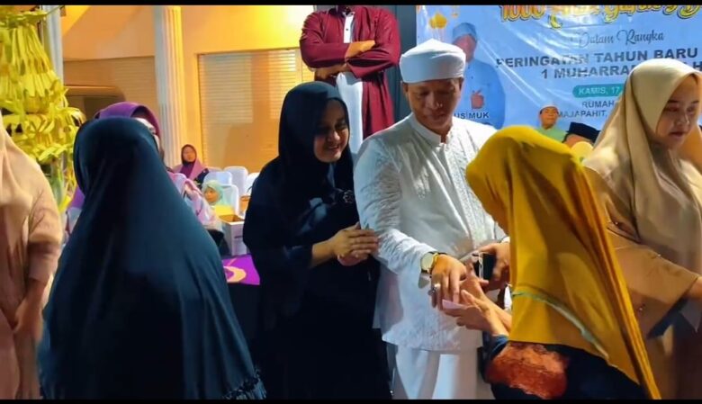 Teks Foto : Gus Muk Saat memberikan santunan nya.