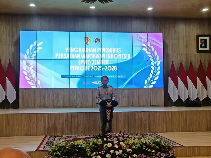 Bupati Jember menyampaikan sambutan dalam pengukuhan pengurus PWI Jember Periode 2025-2028. (Foto: Teamwork)