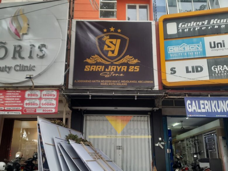 Toko Miras Sari Jaya 25 yang tutup setelah viral di media sosial. (blok-a.com/Yogga Ardiawan)