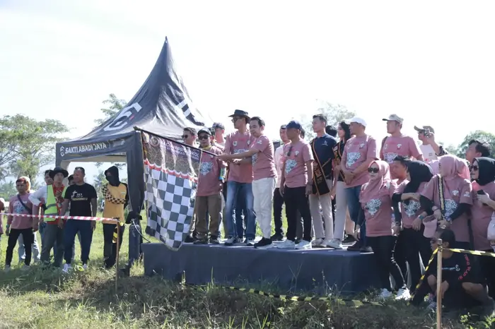 Bupati Jember melepas offroader di sirkuit Bernady Land, Sabtu (19/7/2025). (Foto: Diskominfo Jember for blok-a.com)