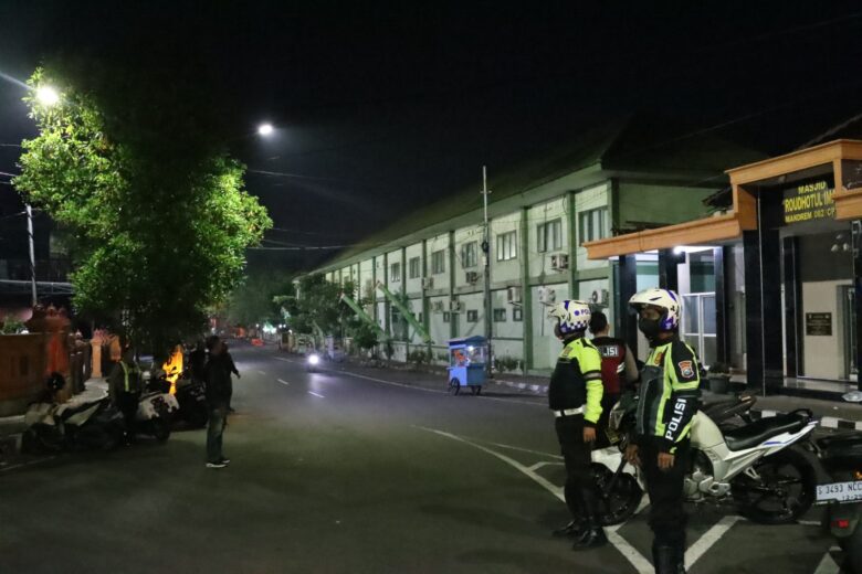 Teks: Anggota Kepolisian Polres Mojokerto kota saat patroli cipta kondisi.(blok-a.com/Syahrul Wijaya)