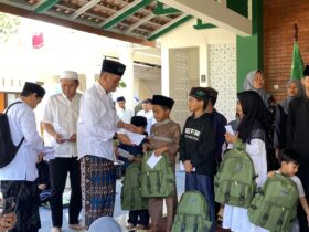 Pengasuh Ponpes Manbaul Ulum Malang, KH Noor Shodiq Askandar saat memberikan santunan kepada anak yatim & dhuafa. (blok-a.com / Berril Labiq)