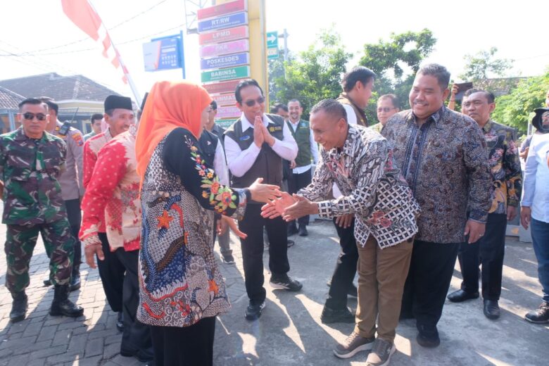 Teks foto : Kunjungan Gubernur Jatim, Khofifah Indar parawansa di desa Kupang, Kecamatan Jabon, Sidoarjo