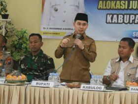 Bupati Mojokerto dalam acara penyaluran bantuan pangan beras di balai desa Sambilawang.(blok-a.com/Syahrul Wijaya)