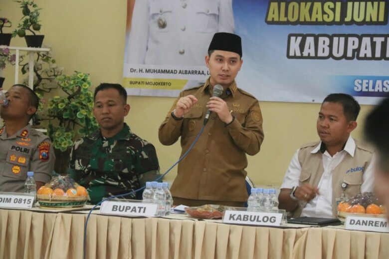 Bupati Mojokerto dalam acara penyaluran bantuan pangan beras di balai desa Sambilawang.(blok-a.com/Syahrul Wijaya)