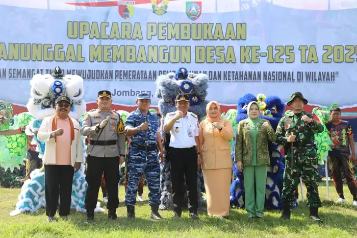 Upacara pembukaan TMMD di lapangan desa Manunggal, Ngusikan, Jombang.(blok-a.com/Syahrul Wijaya)