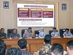 Bupati Ipuk saat memimpin rakor bersama Forkopimda dan berbagai elemen masyarakat untuk mengatur pelaksanaan karnaval Agustusan dan sound horeg, Jumat (25/7/2025). (Istimewa/blok-a.com)