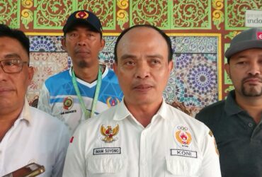 Ketua KONI Kabupaten Mojokerto wawancara dengan awak media usai rapat anggota.(blok-a.com/Syahrul Wijaya)