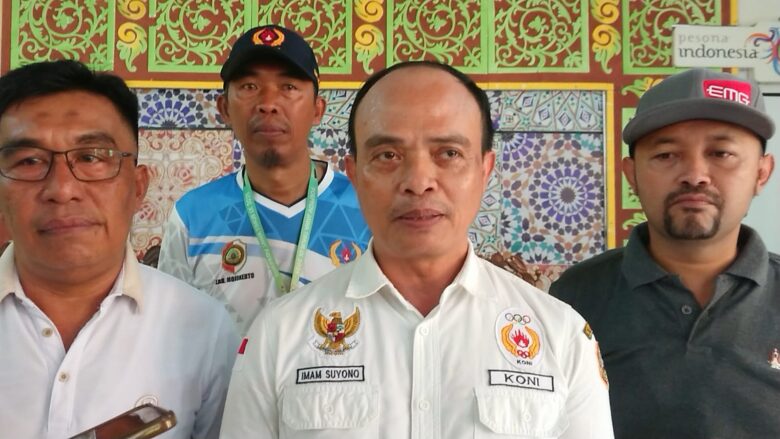 Ketua KONI Kabupaten Mojokerto wawancara dengan awak media usai rapat anggota.(blok-a.com/Syahrul Wijaya)