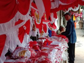 Penjual bendera yang berada di Jalan Sutan Sjahrir, Kecamatan Klojen (istimewa)