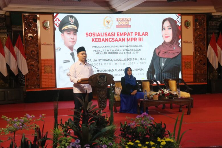 Teks: Bupati Mojokerto hadiri sosialisasi empat pilar bersama DPD/MPR RI di pendopo Graha Maja Tama(blok-a.com/Syahrul Wijaya)