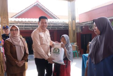 Bupati Sidoarjo memantau langsung penyaluran bantuan beras di Kecamatan Wonoayu, Senin (28/7/2025).