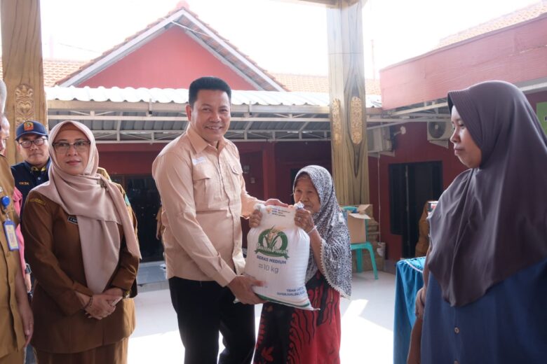 Bupati Sidoarjo memantau langsung penyaluran bantuan beras di Kecamatan Wonoayu, Senin (28/7/2025).