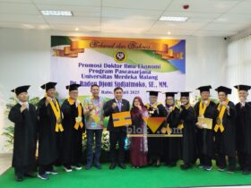 Raden Djoni Sudjatmoko, saat resmi meraih gelar resmi Doktor Ilmu Ekonomi dari Universitas Merdeka dengan predikat cumlaude (blok-a.com / Yogga Ardiawan)
