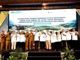 Direktur Manrisk PG, Johanes Barus (8 dari kanan) bersama Ketua Perkumpulan Pengecer Pupuk Indonesia, Khilmi, Kadistan Jatim, Heru Suseno, dan pejabat terkait usai Sosialisasi Akbar Penerima Pupuk Bersubsidi pada Titik Serah se-Jawa Timur Bersama Kementerian Pertanian" di Gresik, Selasa (29/7/2025).