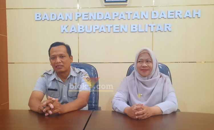 Kasubid Pelayanan Bapenda Kabupaten Blitar, Imam Solichin, Didampingi Kabid Bapenda Kabupaten Blitar Venti. (blok-a.com/Fajar)